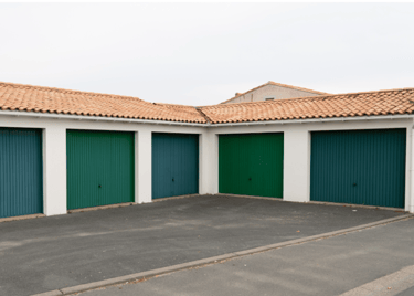 Puertas de garajes pintadas de verde.