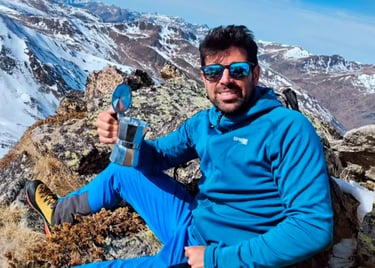 guía de montaña con una cafetera en la cima