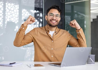 Homen feliz a frente do desktop
