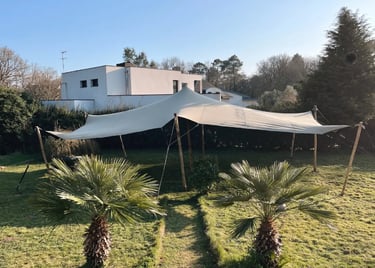 tente stretch dans un jardin, jardin pour mariage