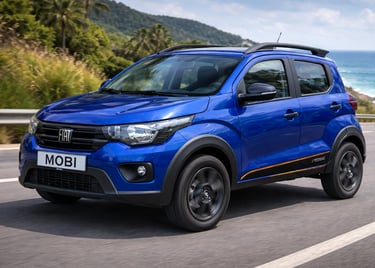 carro-pequeno-fiat-mobi-azul-estrada-litoral