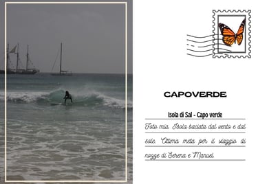 Cartolina di un surfista tra le onde di Capoverde