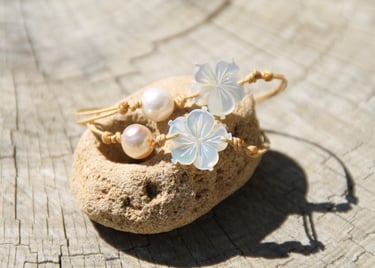 Bijoux avec fleurs en nacre et perles de culture 