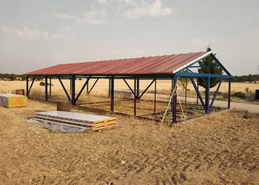 Proyecto y diseño de estructura metálica de nave gallinero móvil