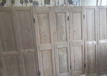 volets anciens décapés artisanalement