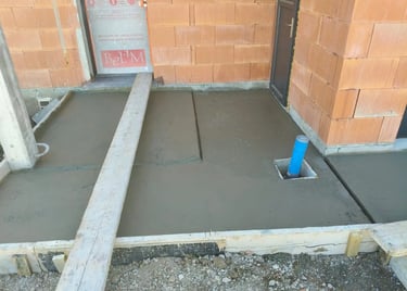 Réalisation d’une dalle en béton fraîchement coulée