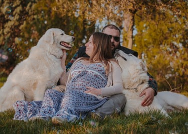 donna incinta con uomo e due cani