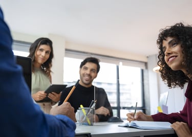 Equipo en capacitación empresarial para fortalecer liderazgo y comunicación.