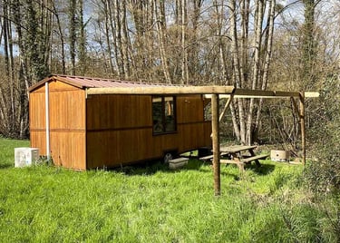 tiny house vu de l'extérieur en bardage bois, dans un cadre verdoyant