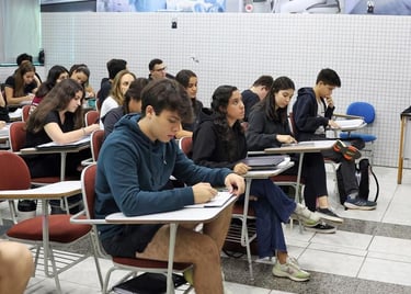 ´´alunos fazendo a redação do ENEM