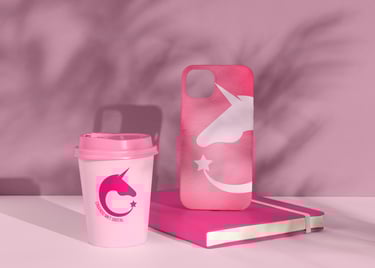 Imagem de capinha de celular de unicórnio rosa e caneca em fundo rosa, da Criando MKT Digital, simbolizando criatividade e es