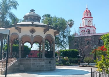 Gazebo e chiesa nel centro storico di Tlaquepaque