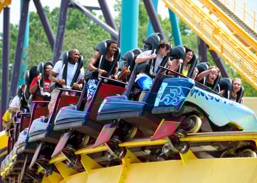 Personas emocionadas subiendo a una montaña rusa de alta velocidad en Universal Studios