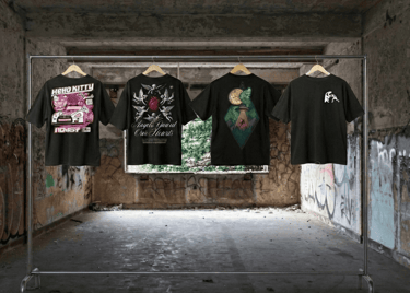 Camisas negras streetwear con diseños, exhibidaseen un entorno urbano con grafiti.