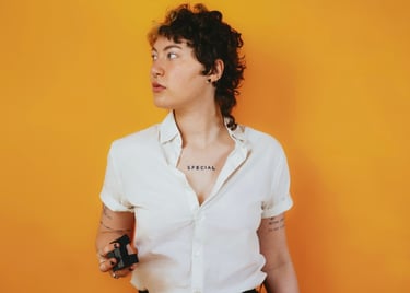 Portrait autiste non-binaire avec stim toy - Hypnose TDAH Genève