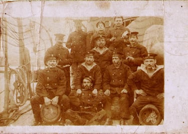Harmat Lajos (középen ül) az SMS Monarch hadihajón leszerelése előtt 1913-ban