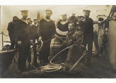 Harmat Lajos (középen) az SMS Monarch hadihajón 1912-13-ban