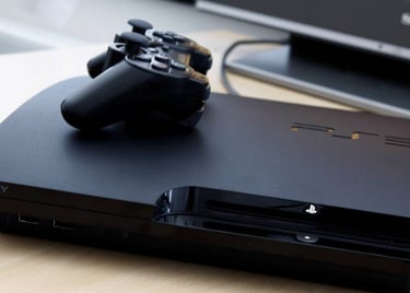 Es una banner o una imagen el en que se muestra una playstation 3 slim