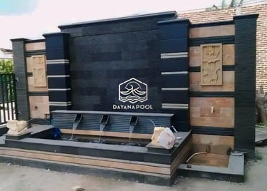 dekorasi taman dan kolam renang lengkap dengan tanaman hias dan air mancur tirai.