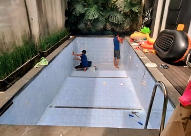 pemasangan nat keramik kolam renang oleh dayanapool.