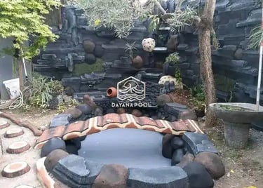 kolam ikan sederhana dengan batu alam.