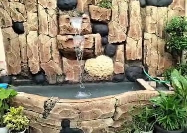 kolam renang ikan hias dan air terjun tingkat.