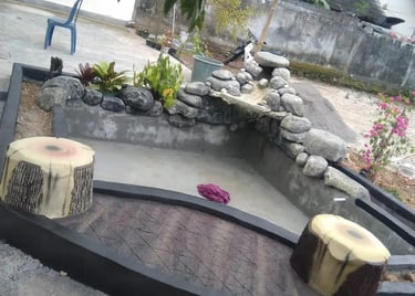 kolam ikan sederhana dengan batu alam.