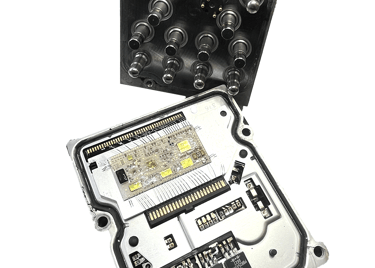Modulo ABS siendo inspeccionado desde su parte interna de la electrónica para reparar su fallo