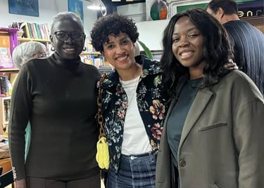 un grupo de mujeres afro posando para la foto en una libreria