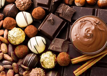 Imagem com chocolate preto, trufas artesanais, especiarias e creme de avelã