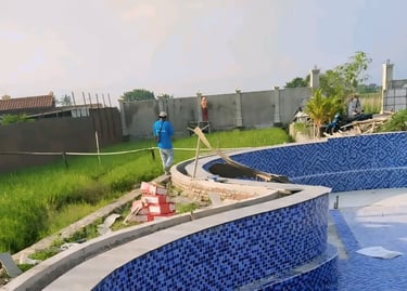 pemasangan keramik roman berwarna biru untuk kolam renang yang berada di garut (jawabarat)