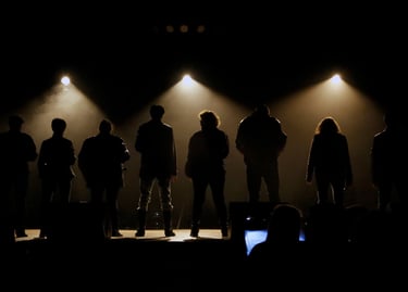 Des chanteurs sur une scène de spectacle 