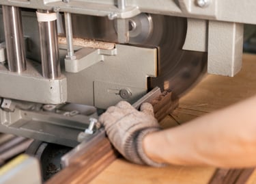 Eine Säge schneidet Holz, Holzleiste für einen Bilderrahmen