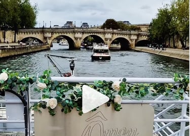 Casamento em um barco no Rio Sena em Paris, França