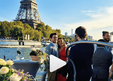 Casamento em um barco no Rio Sena em Paris, França