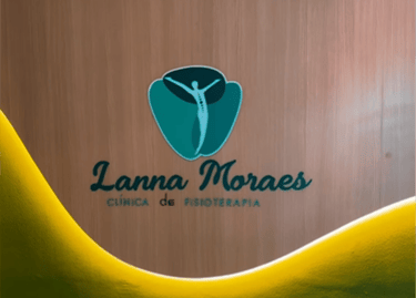 Painel de recepção da Clínica Lanna Moraes, com logotipo e iluminação em ambiente acolhedor.