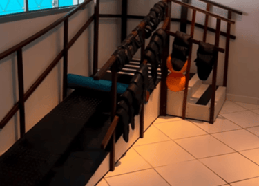 Equipamento de escada e rampa na sala de fisioterapia da Clínica Lanna Moraes, utilizado para reabilitação de marcha, equilíb