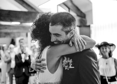 un couple qui s'enlace lors de leur mariage à la mairie à Guignen, à Rennes