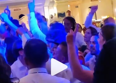 Casamento em um barco no Rio Sena em Paris, França