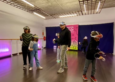 Familia disfruta en una popup de realidad virtual