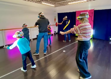 Familia jugando en sala de realidad virtual