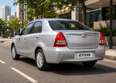 Toyota Etios Sedã 2014 prata visto pela traseira rodando em avenida urbana durante o dia