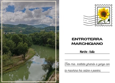 Cartolina dell'entroterra marchigiano, con un fiume verde immerso nella natura delle colline