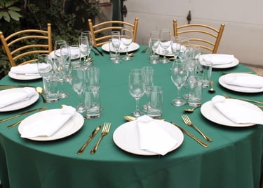 Alquiler de mesas con mantel y sillas