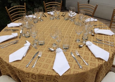 Alquiler de mesas con mantel y sillas