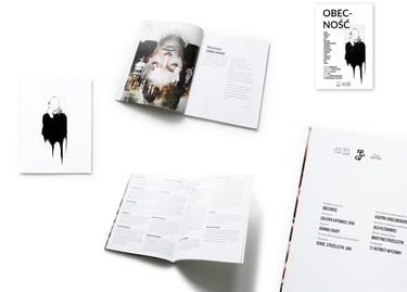 Biała książka na białym tle z czarną plamą