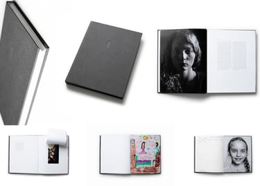 Książka z szarą okładką i tłoczeniem z czarnobiałymi fotografiami, rysunkami i tekstem