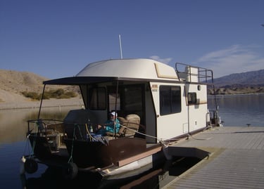 houseboat with no party top. Before picture of Party Top