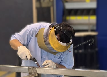 永技企業工程師於工廠內焊接不鏽鋼結構,進行客製化設計與製作。