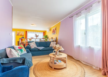 Le salon cosy ouvert sur la pièce de vie.